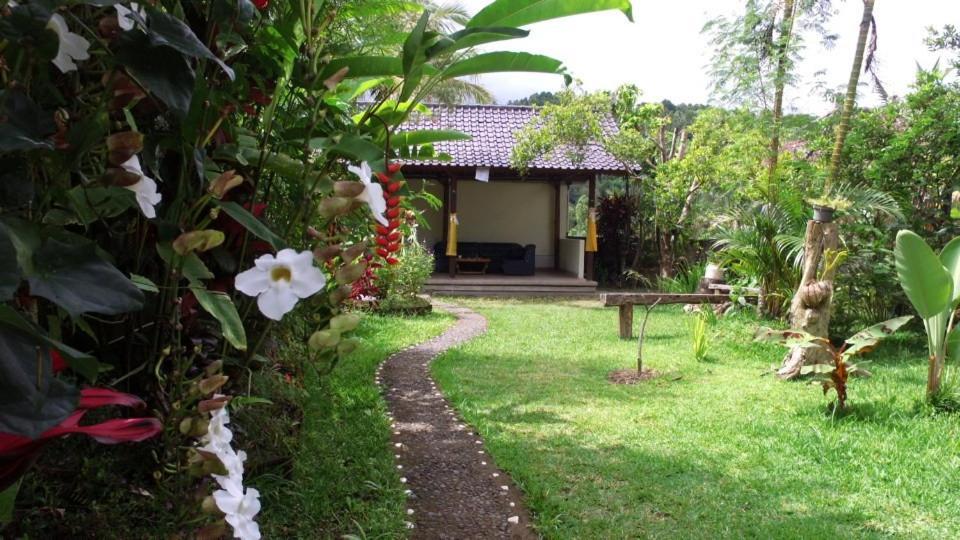 Kubu Shanti Sanda Munduk Esterno foto